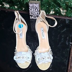 Preowned Nina NY white sandals heels. Sz 10